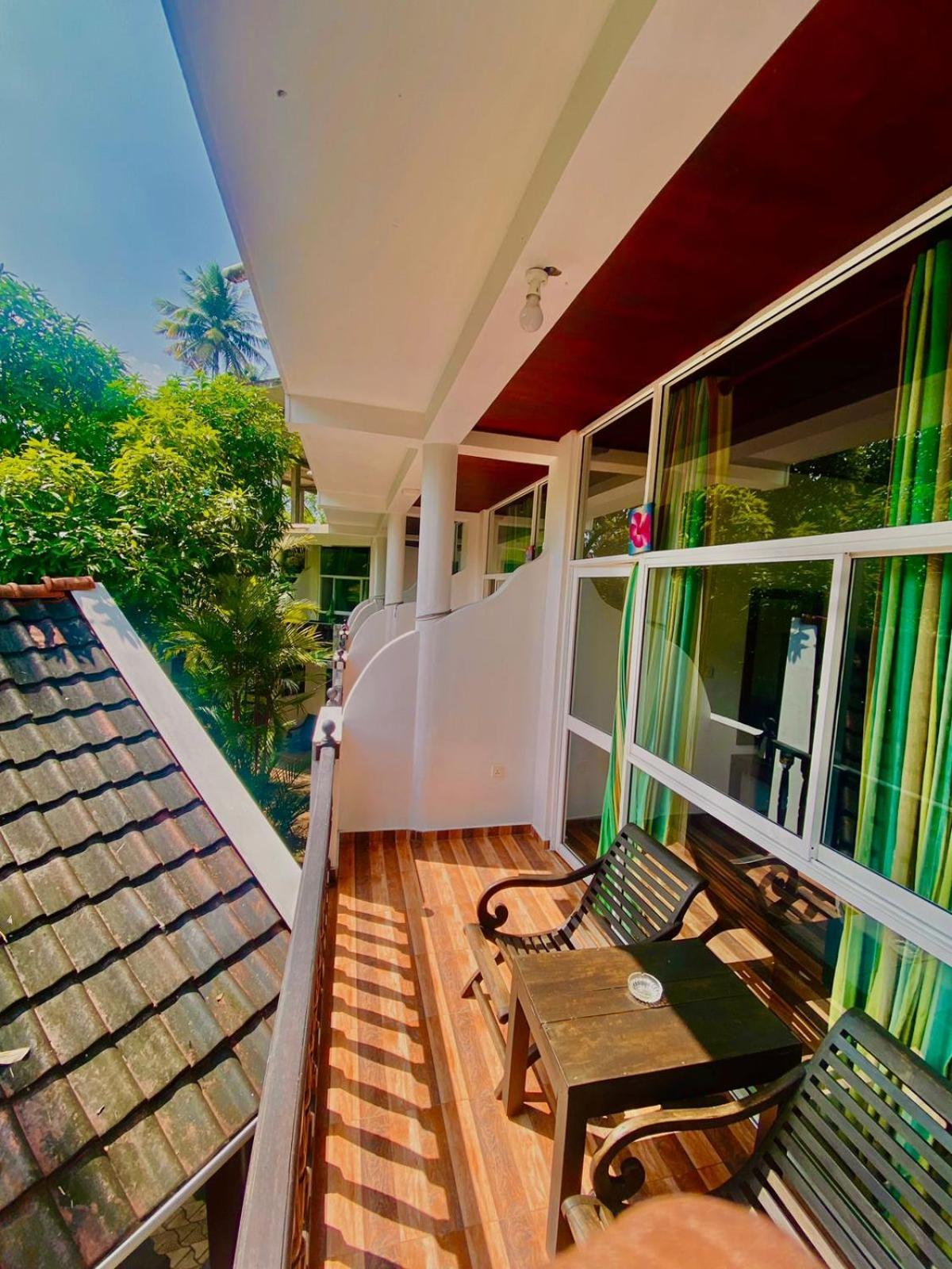 Poppies Mirissa Hotel ภายนอก รูปภาพ