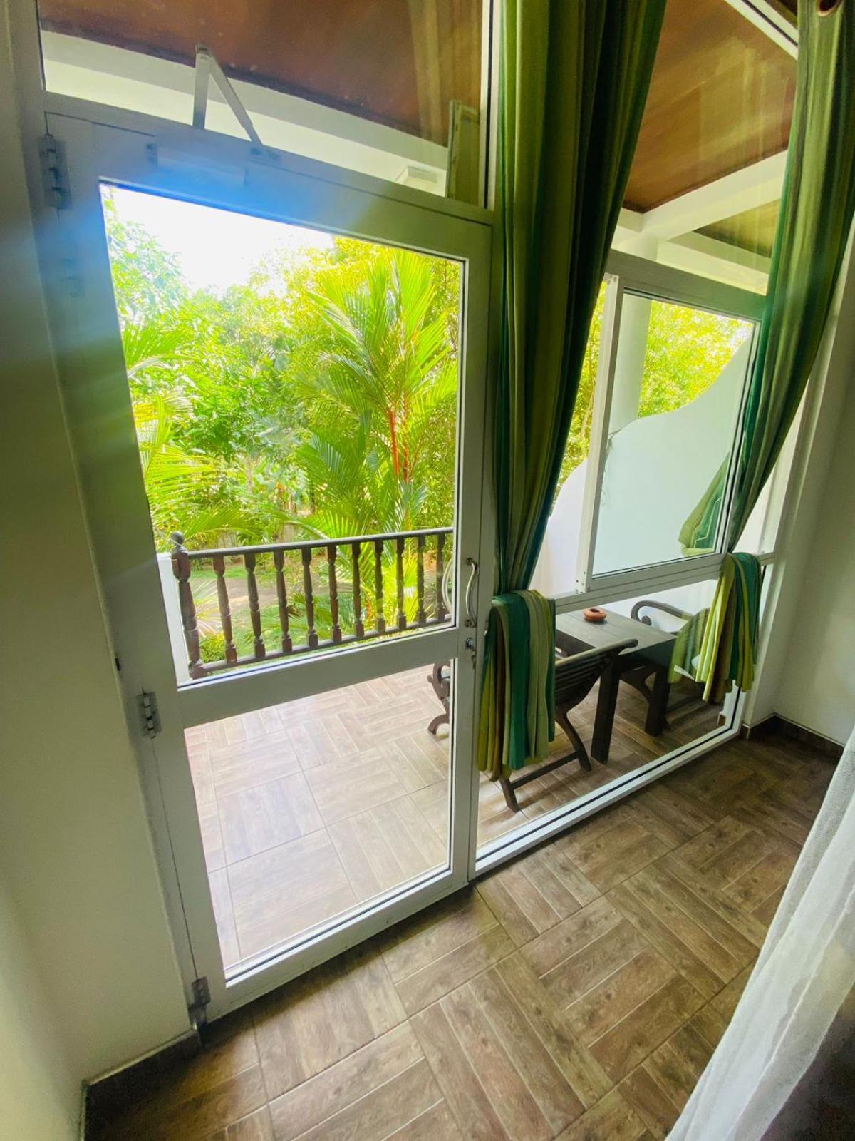 Poppies Mirissa Hotel ภายนอก รูปภาพ