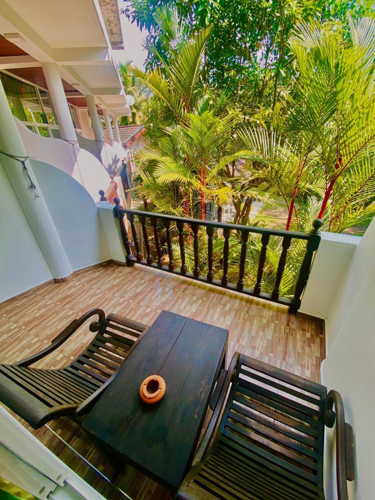 Poppies Mirissa Hotel ภายนอก รูปภาพ