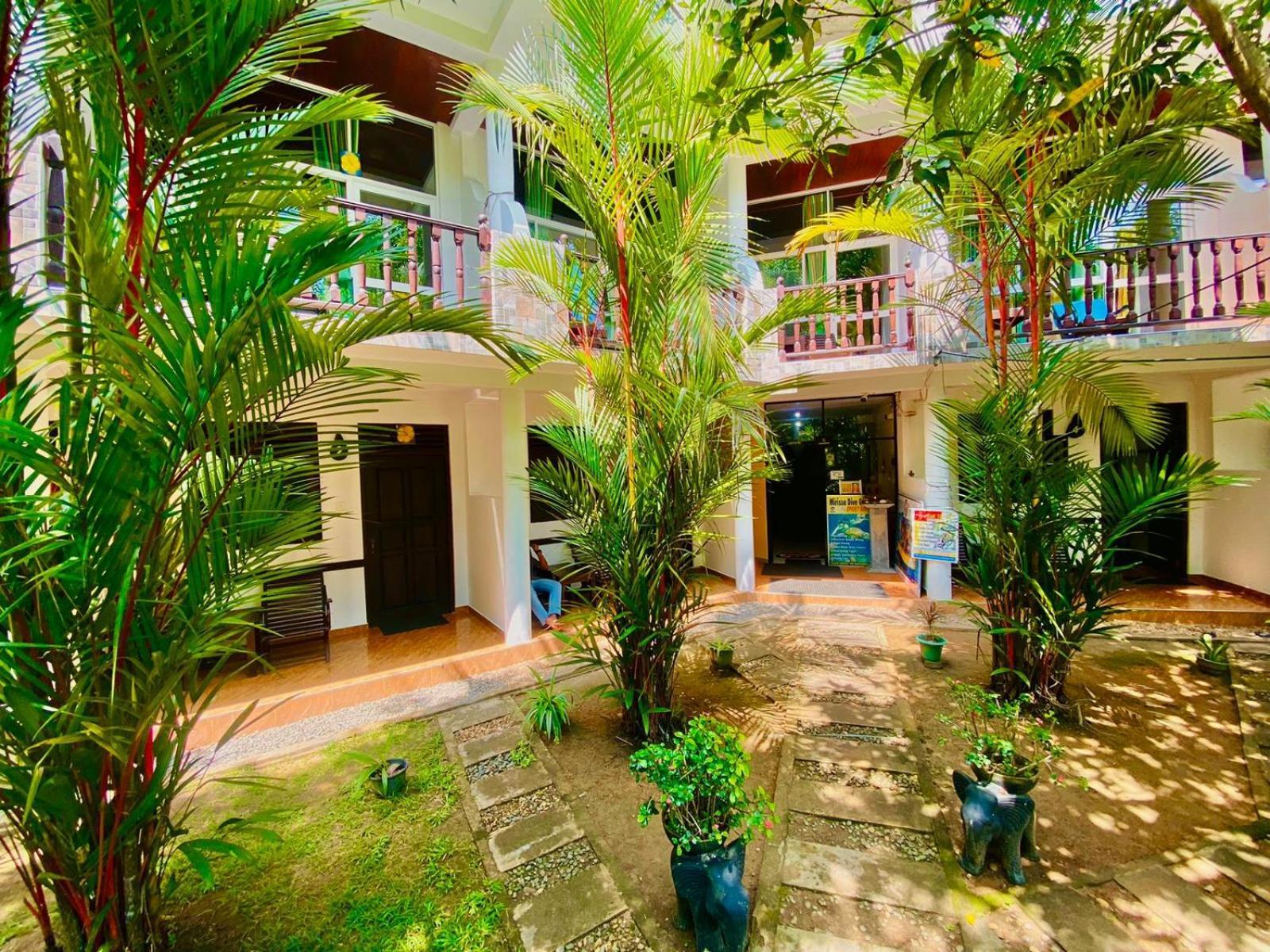 Poppies Mirissa Hotel ภายนอก รูปภาพ