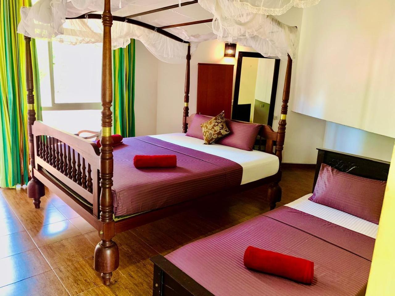 Poppies Mirissa Hotel ภายนอก รูปภาพ