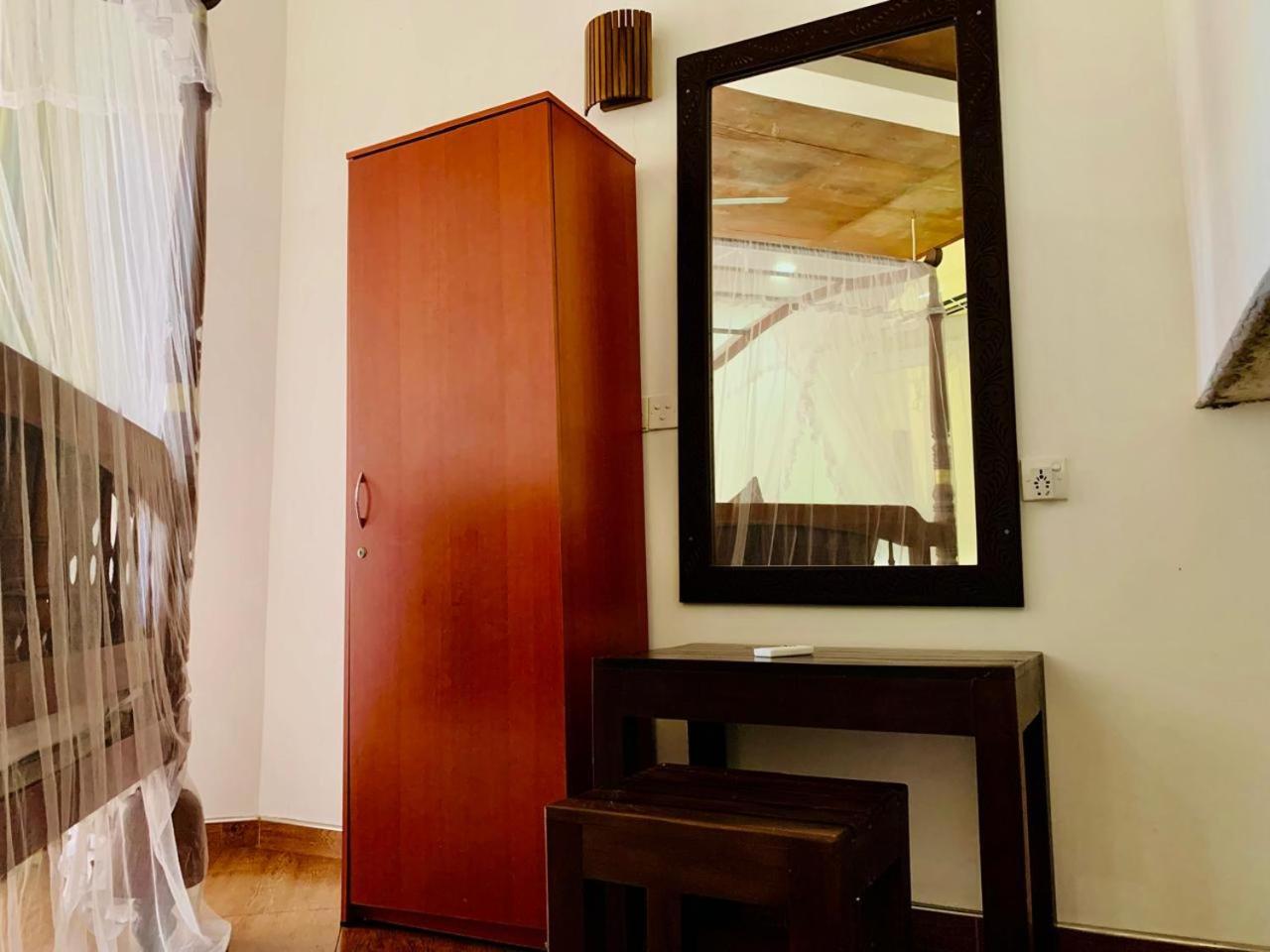 Poppies Mirissa Hotel ภายนอก รูปภาพ