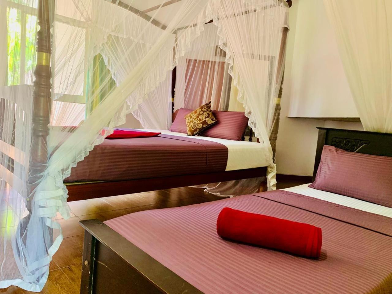 Poppies Mirissa Hotel ภายนอก รูปภาพ