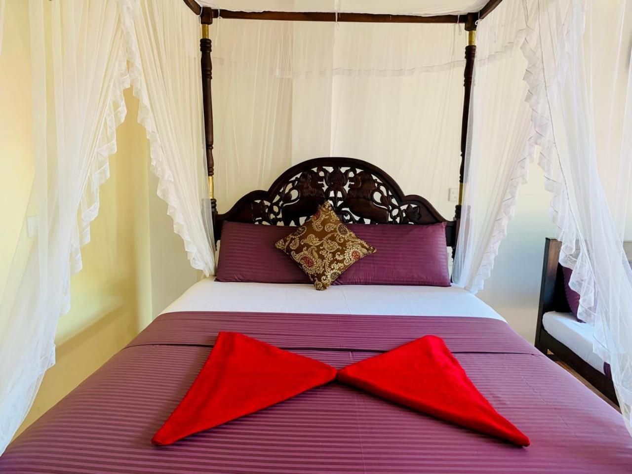 Poppies Mirissa Hotel ภายนอก รูปภาพ