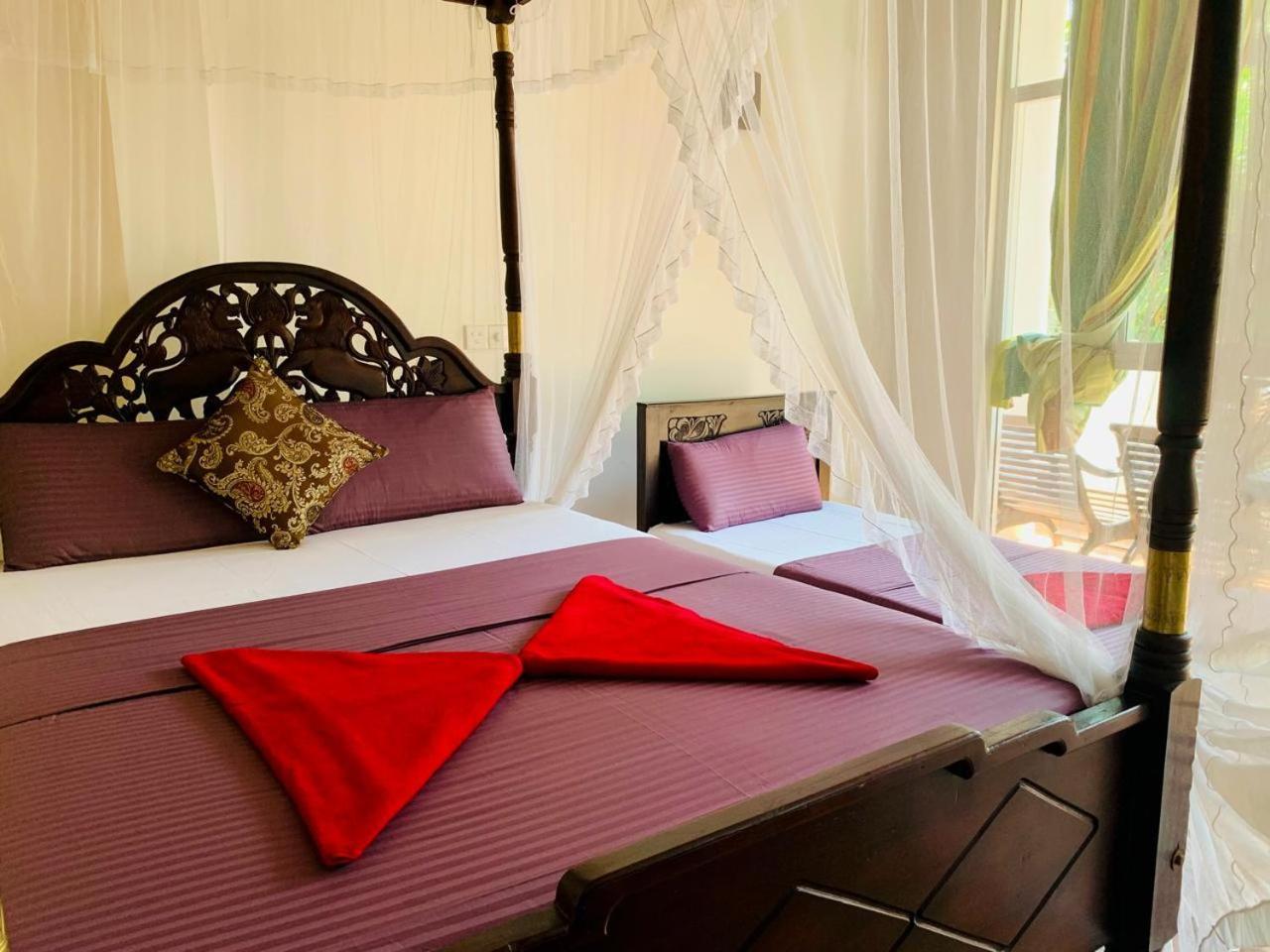 Poppies Mirissa Hotel ภายนอก รูปภาพ