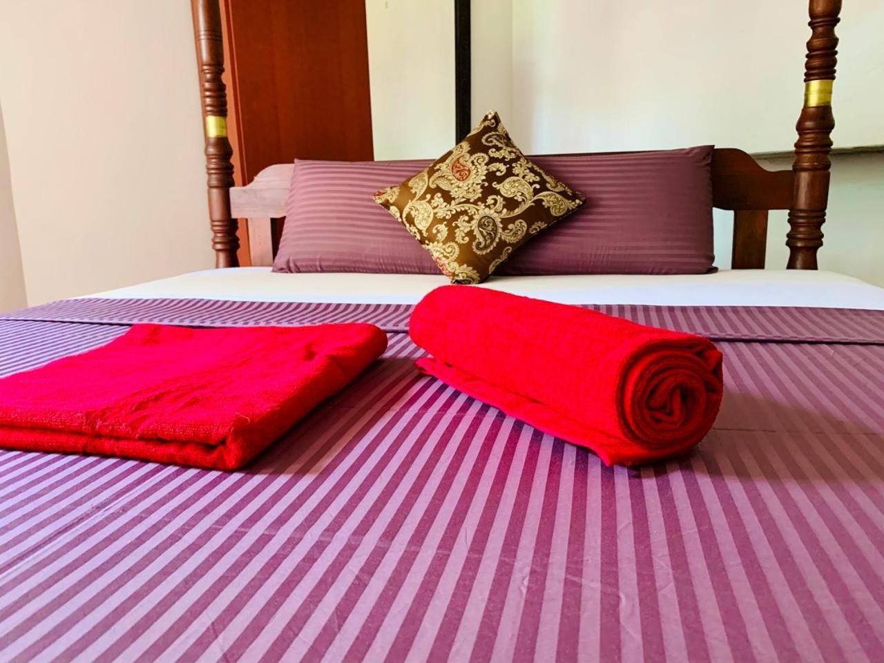 Poppies Mirissa Hotel ภายนอก รูปภาพ