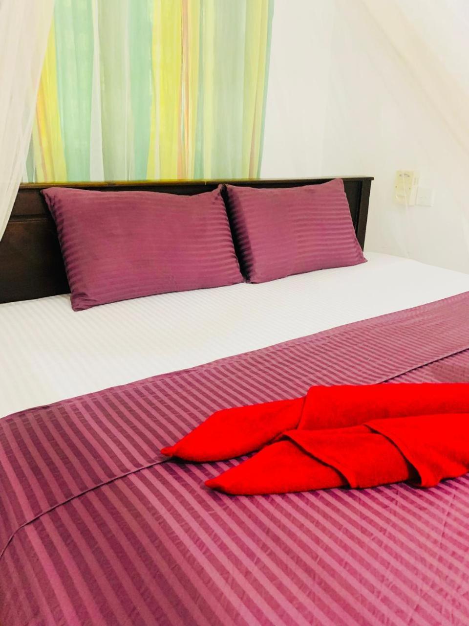 Poppies Mirissa Hotel ภายนอก รูปภาพ