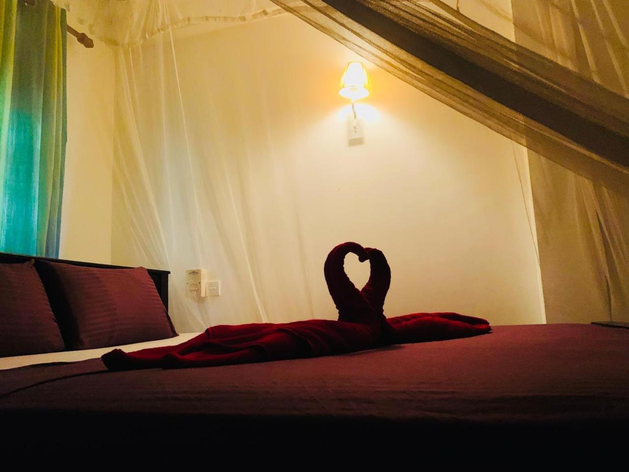 Poppies Mirissa Hotel ภายนอก รูปภาพ