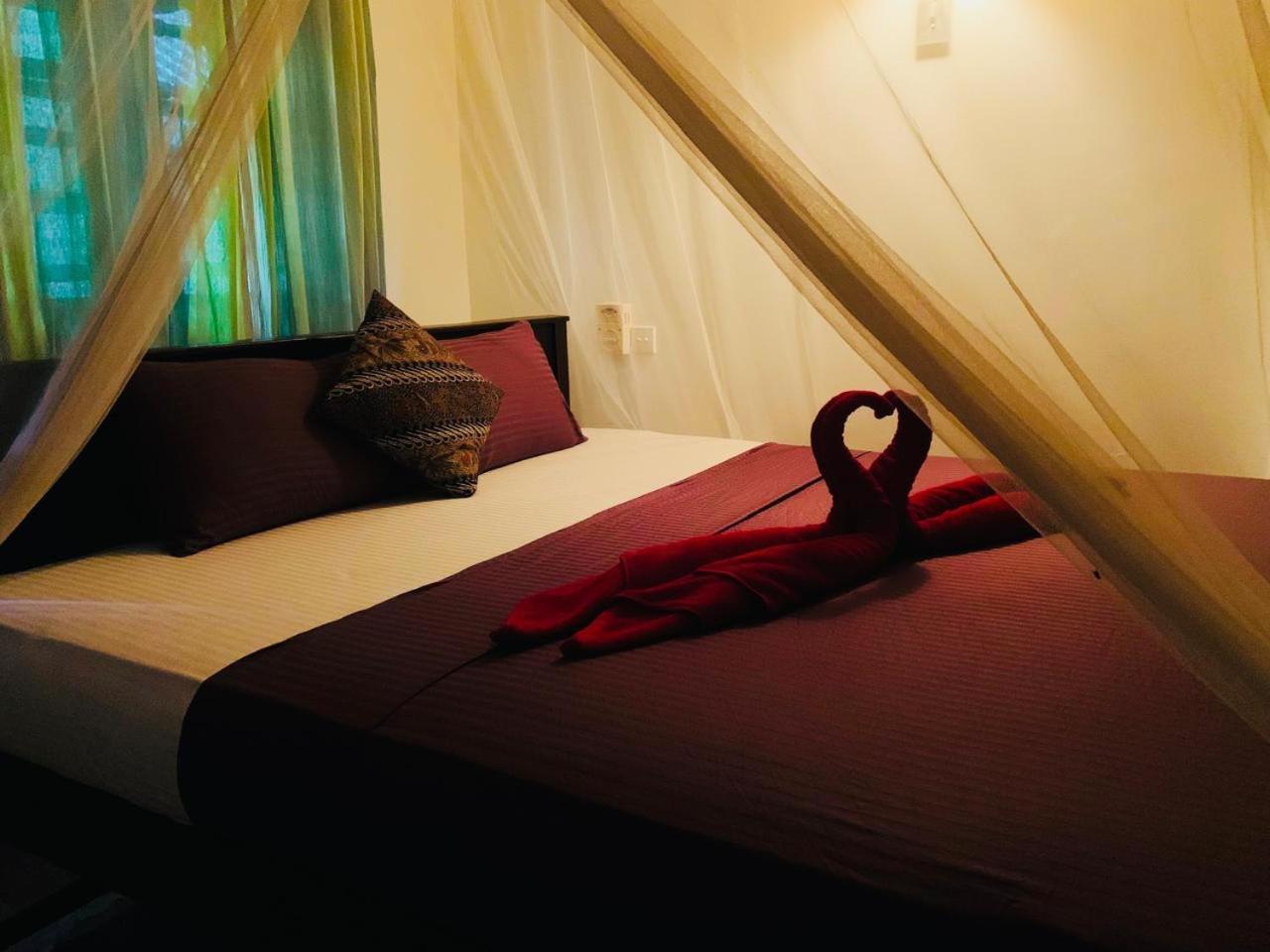 Poppies Mirissa Hotel ภายนอก รูปภาพ