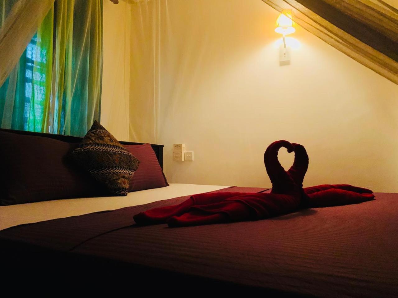 Poppies Mirissa Hotel ภายนอก รูปภาพ