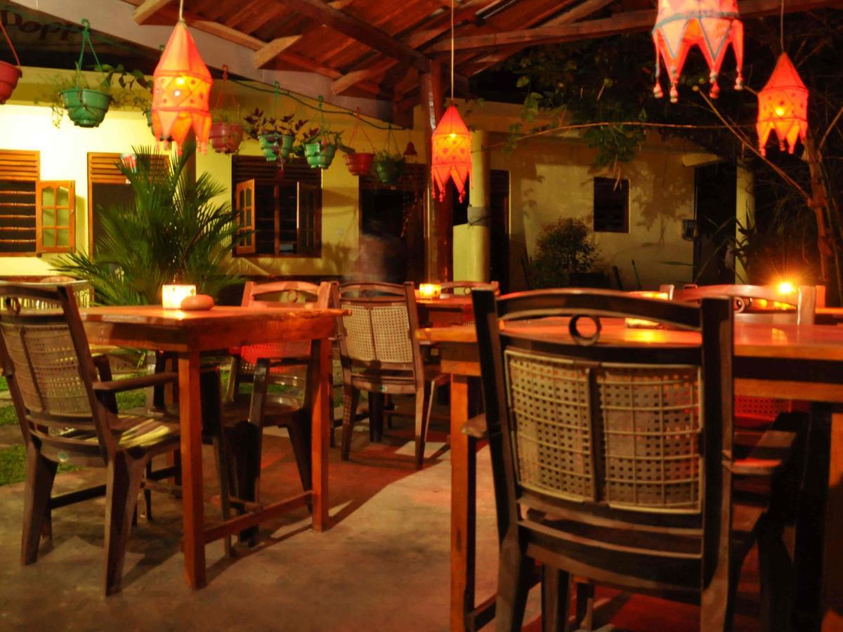 Poppies Mirissa Hotel ภายนอก รูปภาพ