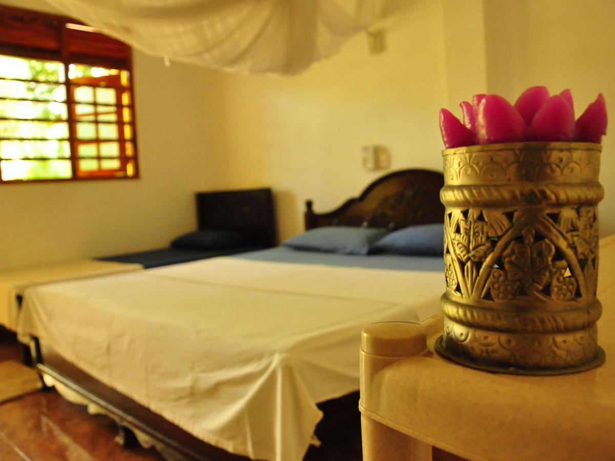 Poppies Mirissa Hotel ภายนอก รูปภาพ