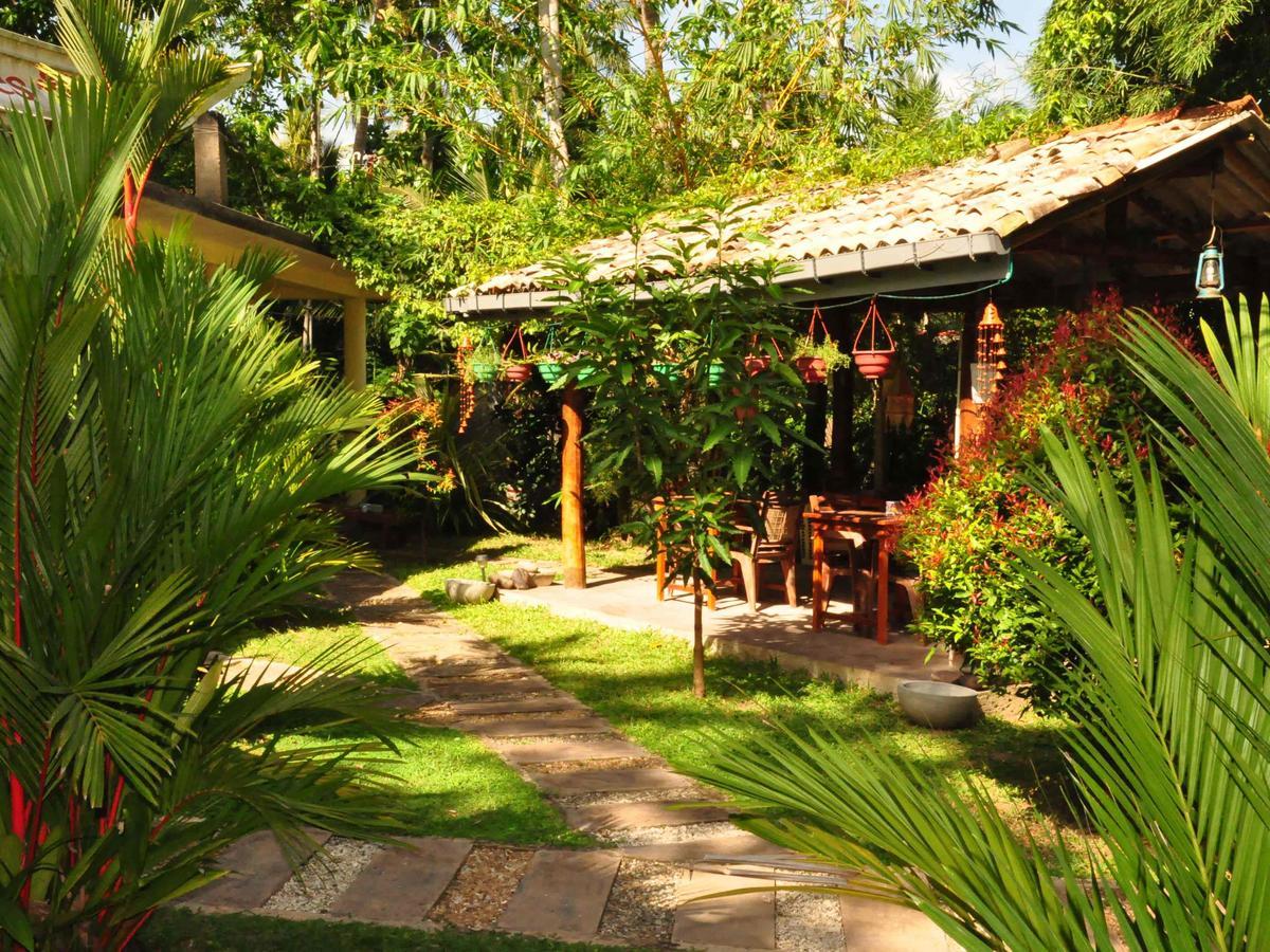 Poppies Mirissa Hotel ภายนอก รูปภาพ
