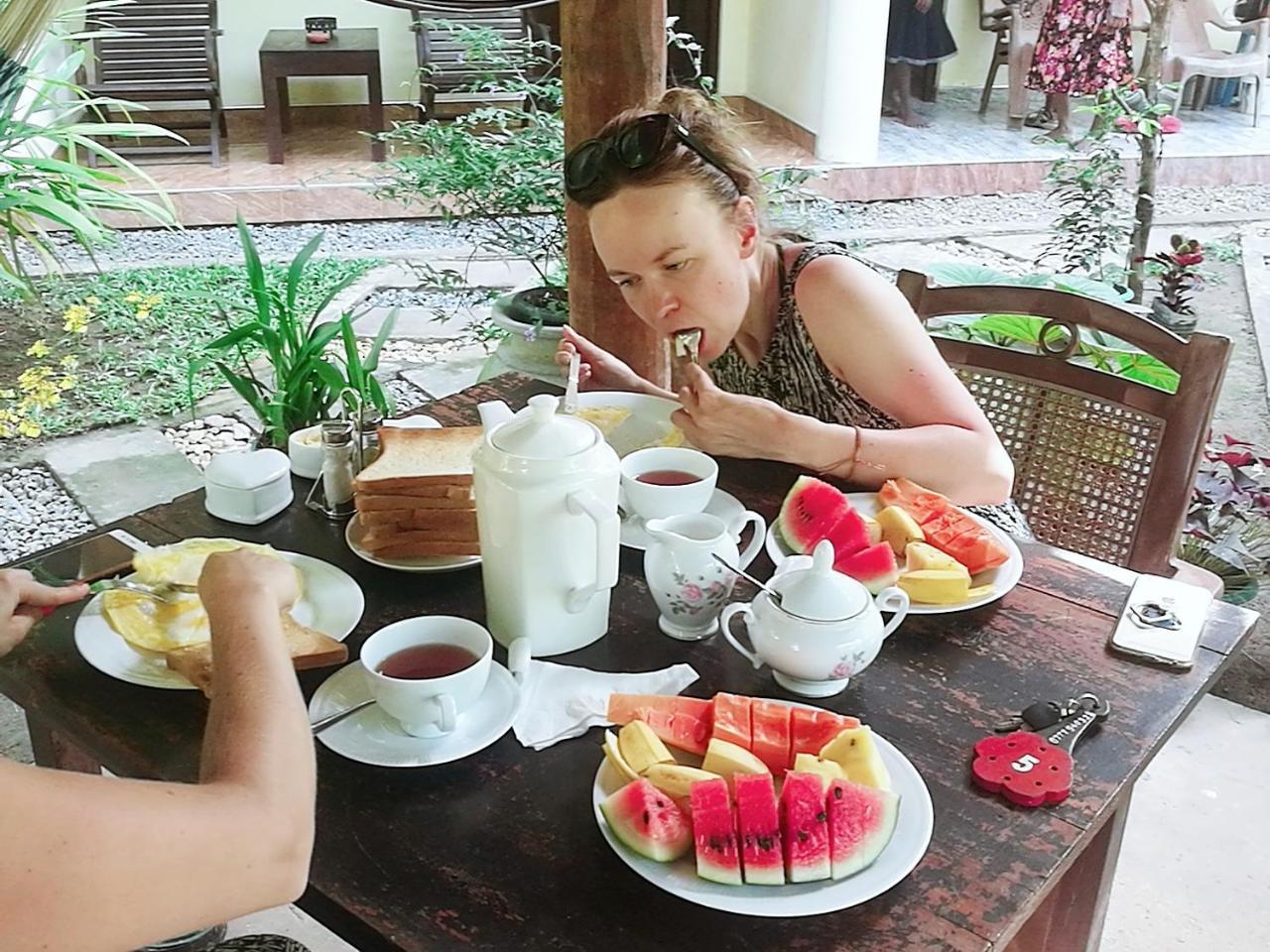 Poppies Mirissa Hotel ภายนอก รูปภาพ