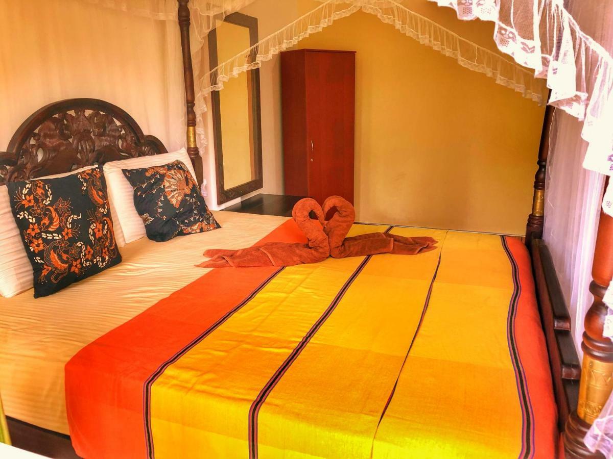 Poppies Mirissa Hotel ภายนอก รูปภาพ