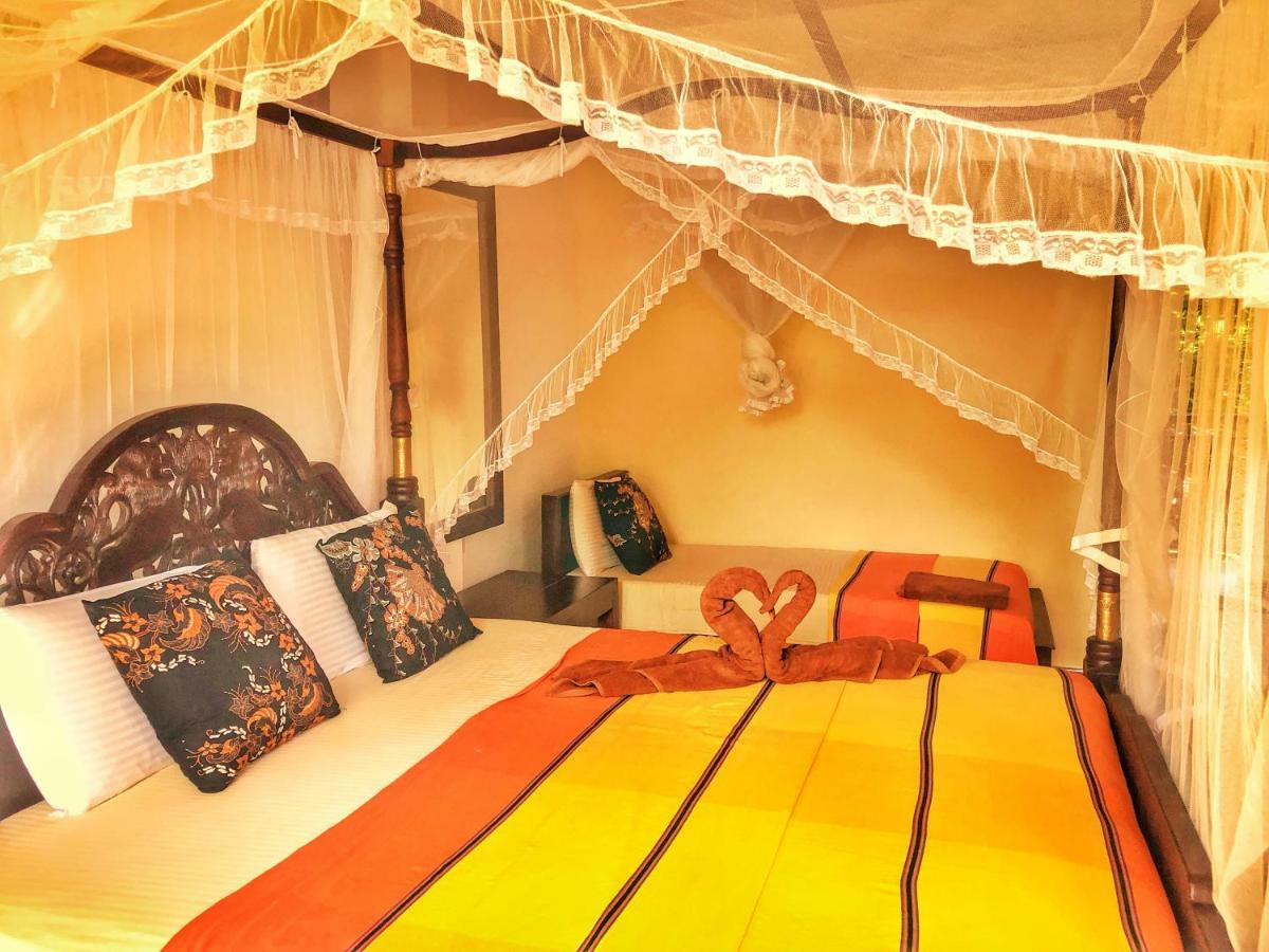 Poppies Mirissa Hotel ภายนอก รูปภาพ
